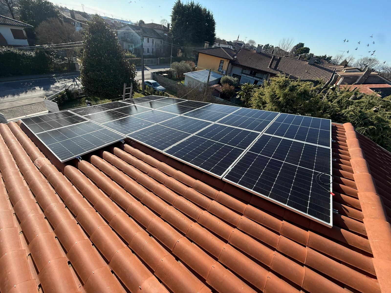 Installazione di impianto fotovoltaico su tetto in coppi